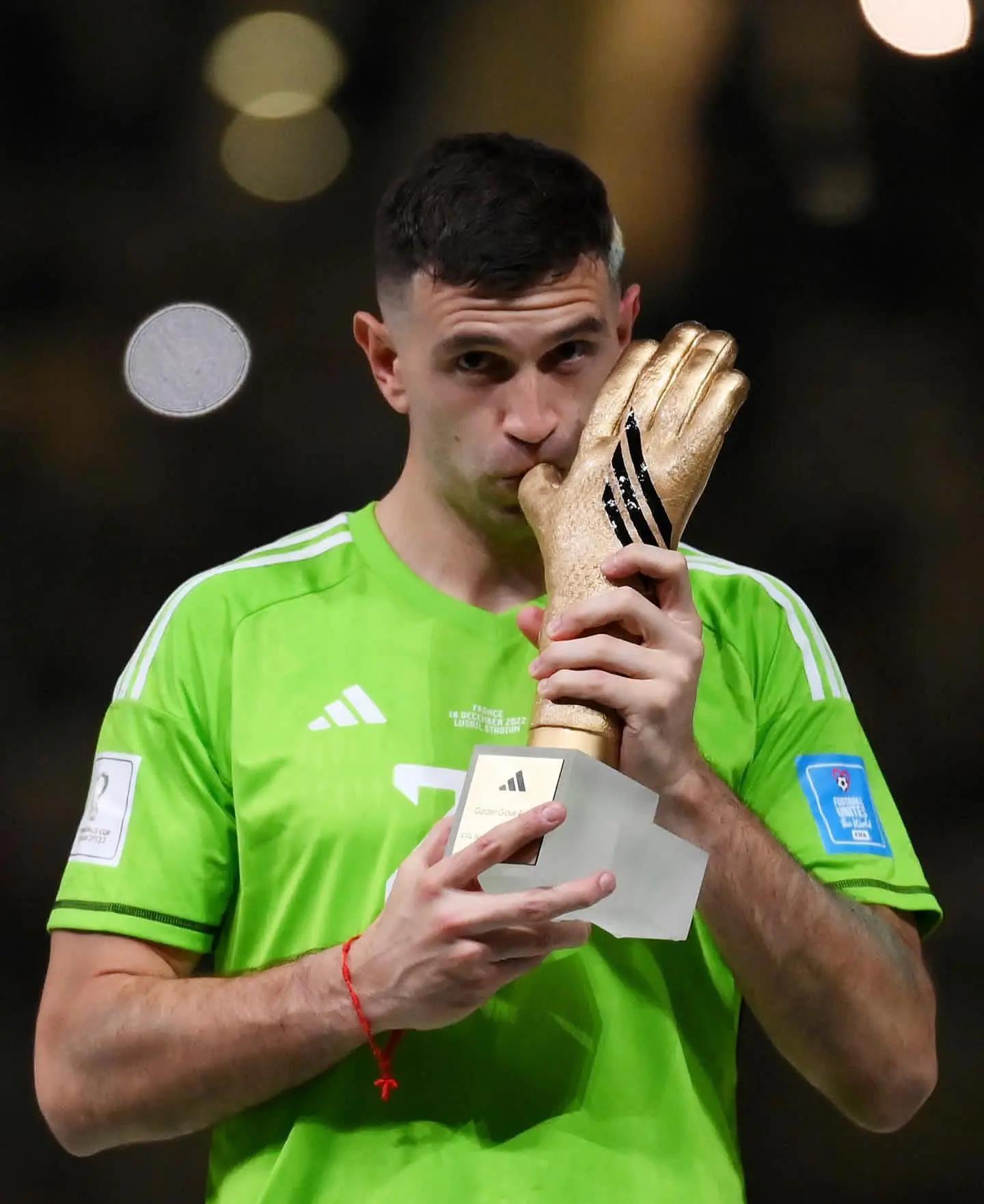 耐克足球鞋内马尔系列